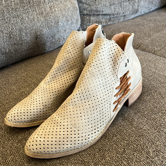Mi.iM Ariel Heeled Ankle Booties Beige Vegan Suede Perforated boots Size 10 NWOB - Picture 9 of 10